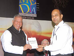 India - Don Plathottam pubblica un libro sulla stampa e la responsabilità sociale 